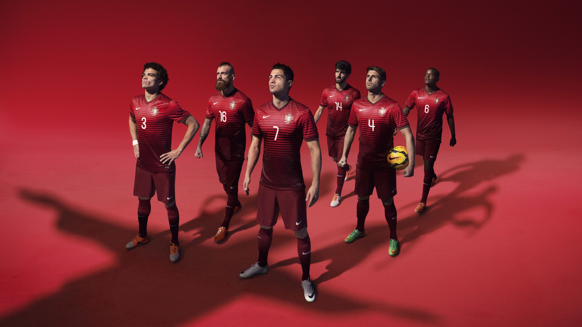 kaiyun登录-绿茵场上的祈祷，当对手成为战友，足球回归最本真的模样，绿茵场上的祈祷，当对手变战友，足球回归本真